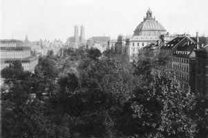  – Blick auf  den Justizpalast und Glaspalast