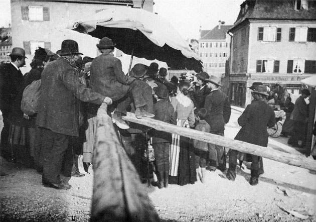 Vor einem Verkaufsstand Mariahilfplatz/Ecke Lilien