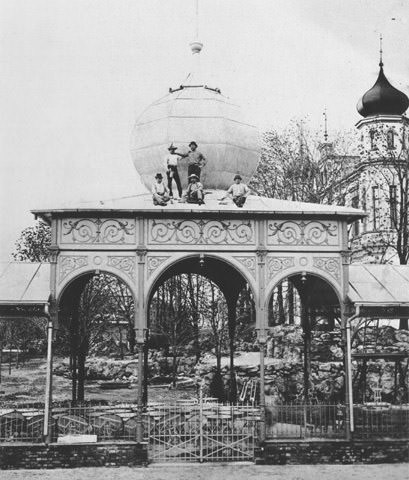 Der Bau 

eines Pavillons im Volksgarten