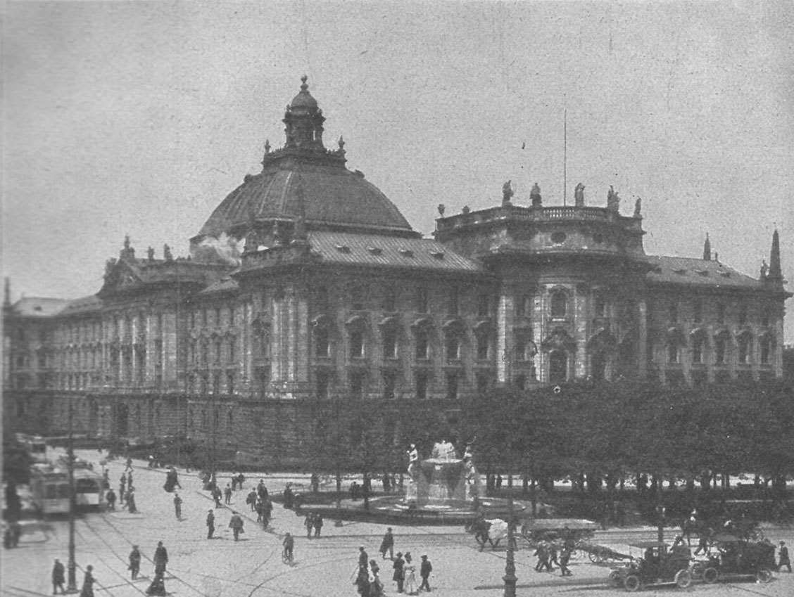 Karlsplatz mit Justizpalast und Nornenbrunnen