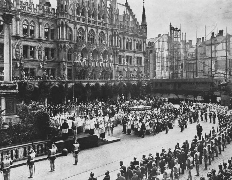 Fronleichnamprozession am Marienplatz