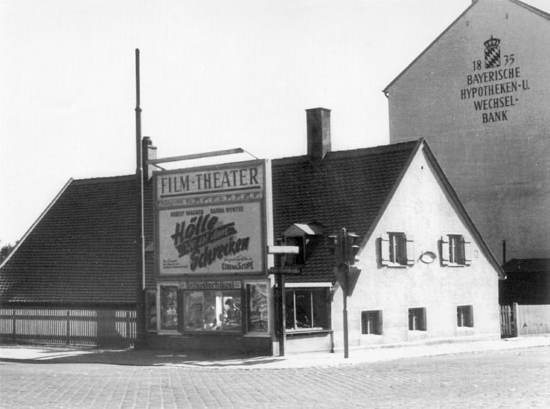 Ehemaliges Schusterhausl mit Kino- und Bankwerbung