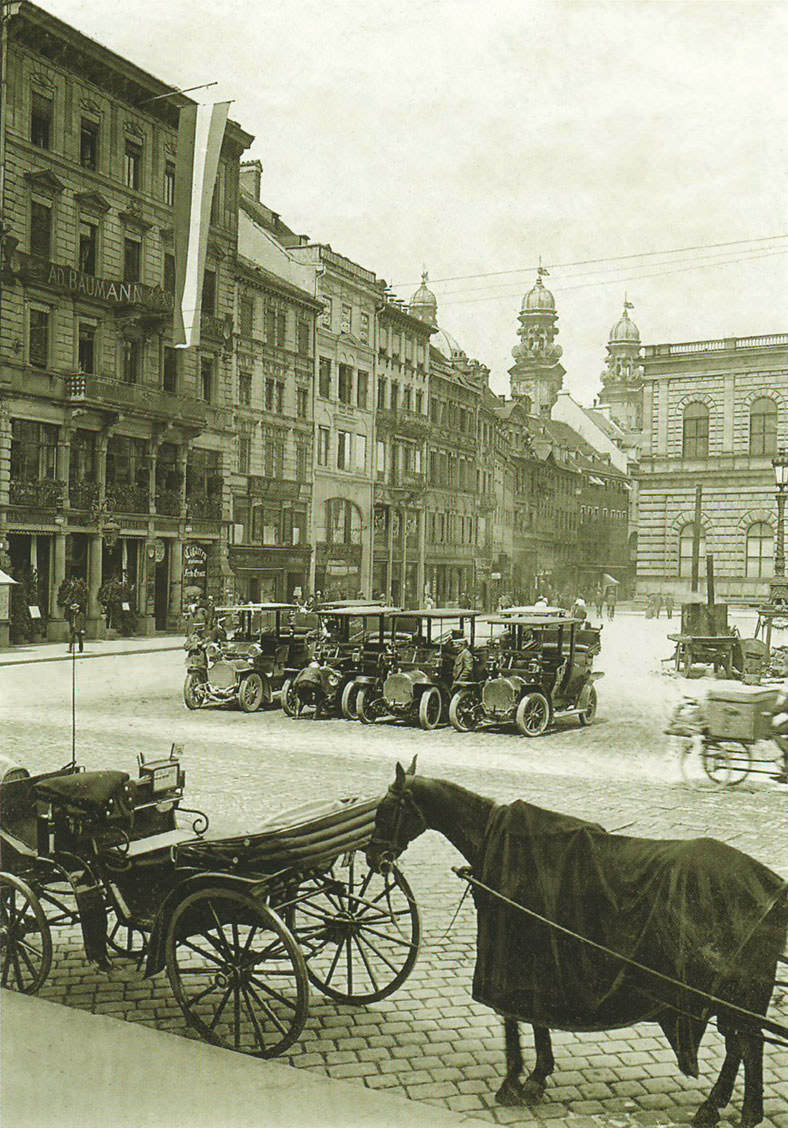 Max-Joseph-Platz und Residenz
