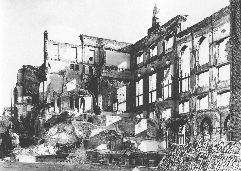 Das zerstörte Regierungsgebäude