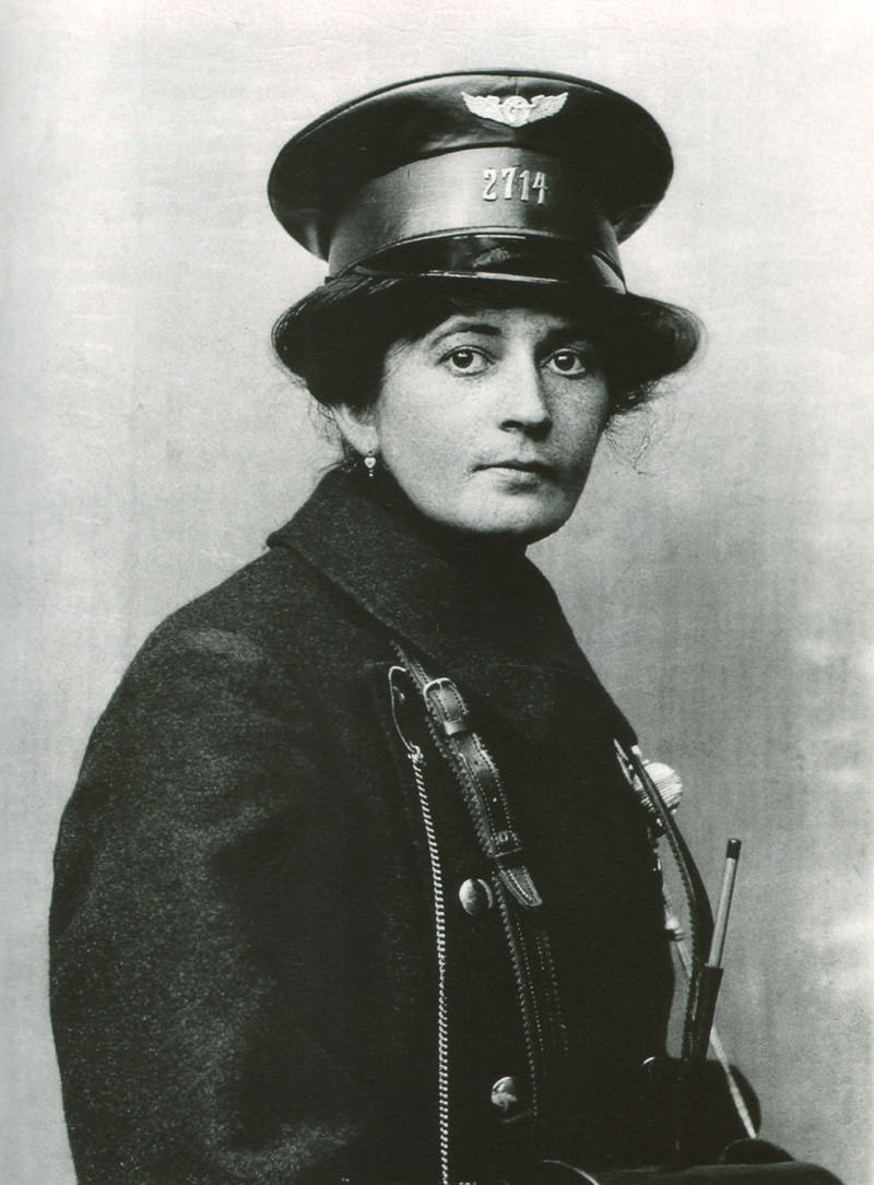 Straßenbahn-Schaffnerin