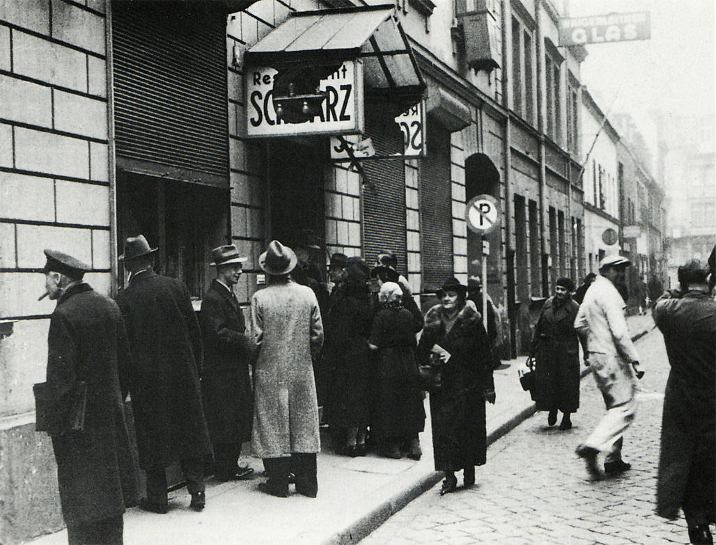 Passanten vor dem verwüsteten Restaurant Schwarz