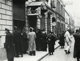  – Passanten vor dem verwüsteten Restaurant Schwarz