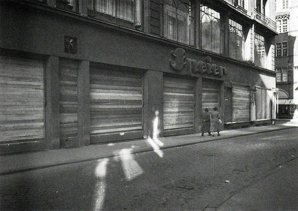 Schuhaus Speier mit vernnagelten Schaufenstern