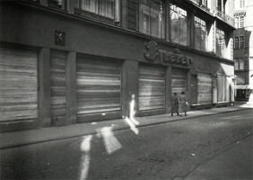  - Schuhaus Speier mit vernnagelten Schaufenstern