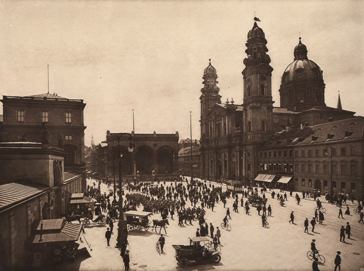 Feldherrnhalle und Theatiner-Hofkirche um 1910