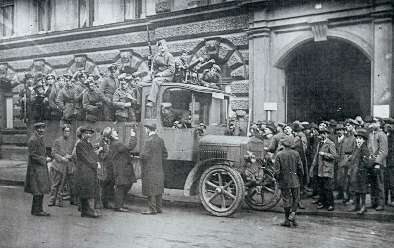 Republikanische Soldaten vor dem Landdtagsgebäude