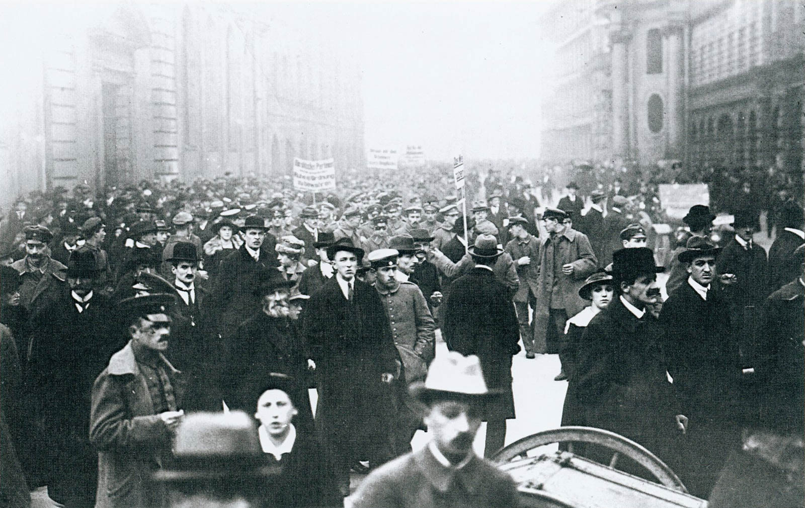Zug der Rätedemonstranten durch die Pfandhausstraße