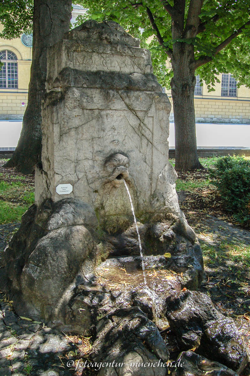 Löwenbrunnen (Felsenbrunnen) – Denkmal/Kunstwerk in München