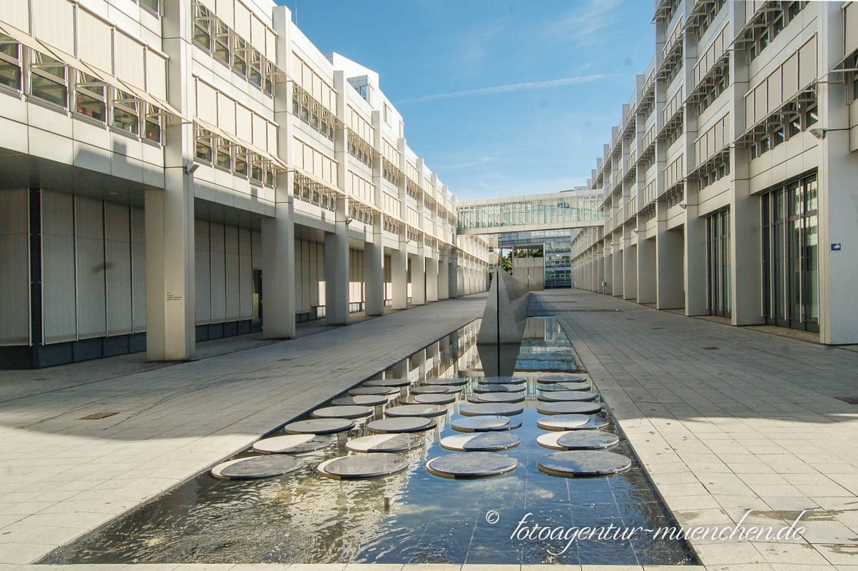 Zwischen Sonnentor und Mondplatz – Denkmal/Kunstwerk in München