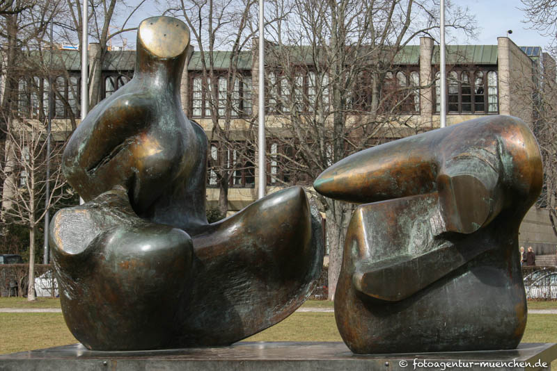 Zweiteilige liegende Figur – Denkmal/Kunstwerk in München