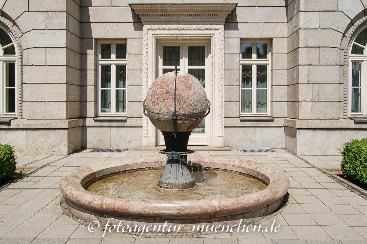 Globus-Brunnen – Denkmal/Kunstwerk in München