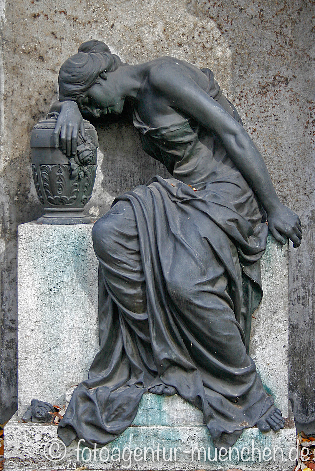 Trauernde auf dem Ostfriedhof