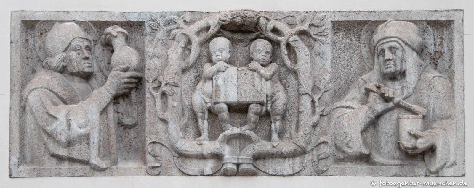 Poliklinik - Relief Cosimas und Damian