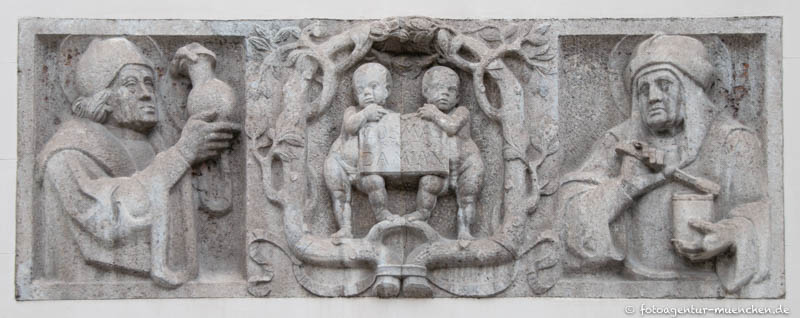 Poliklinik - Relief Cosimas und Damian – Denkmal/Kunstwerk in München
