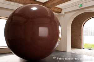 Gerhard Willhalm – »Large Red Sphere«