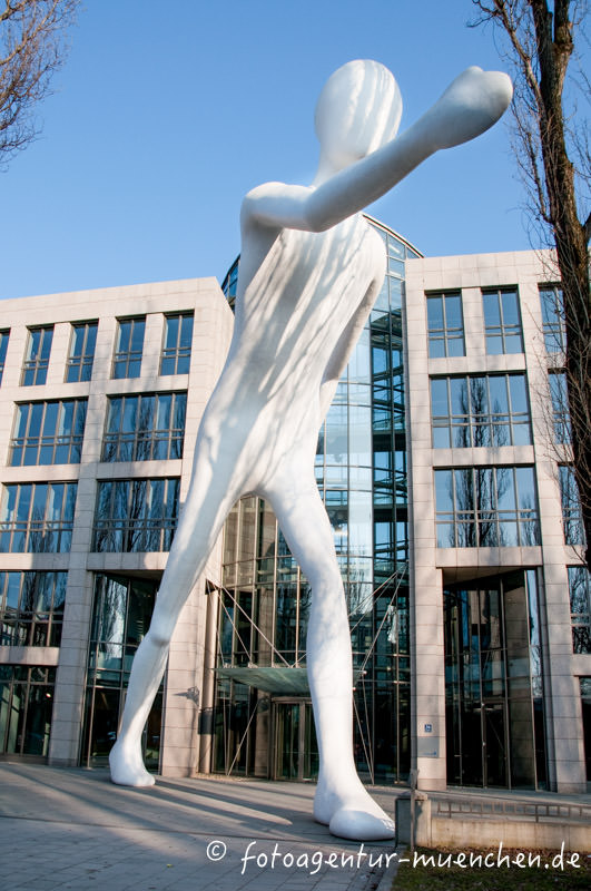 Walking Man – Denkmal/Kunstwerk in München