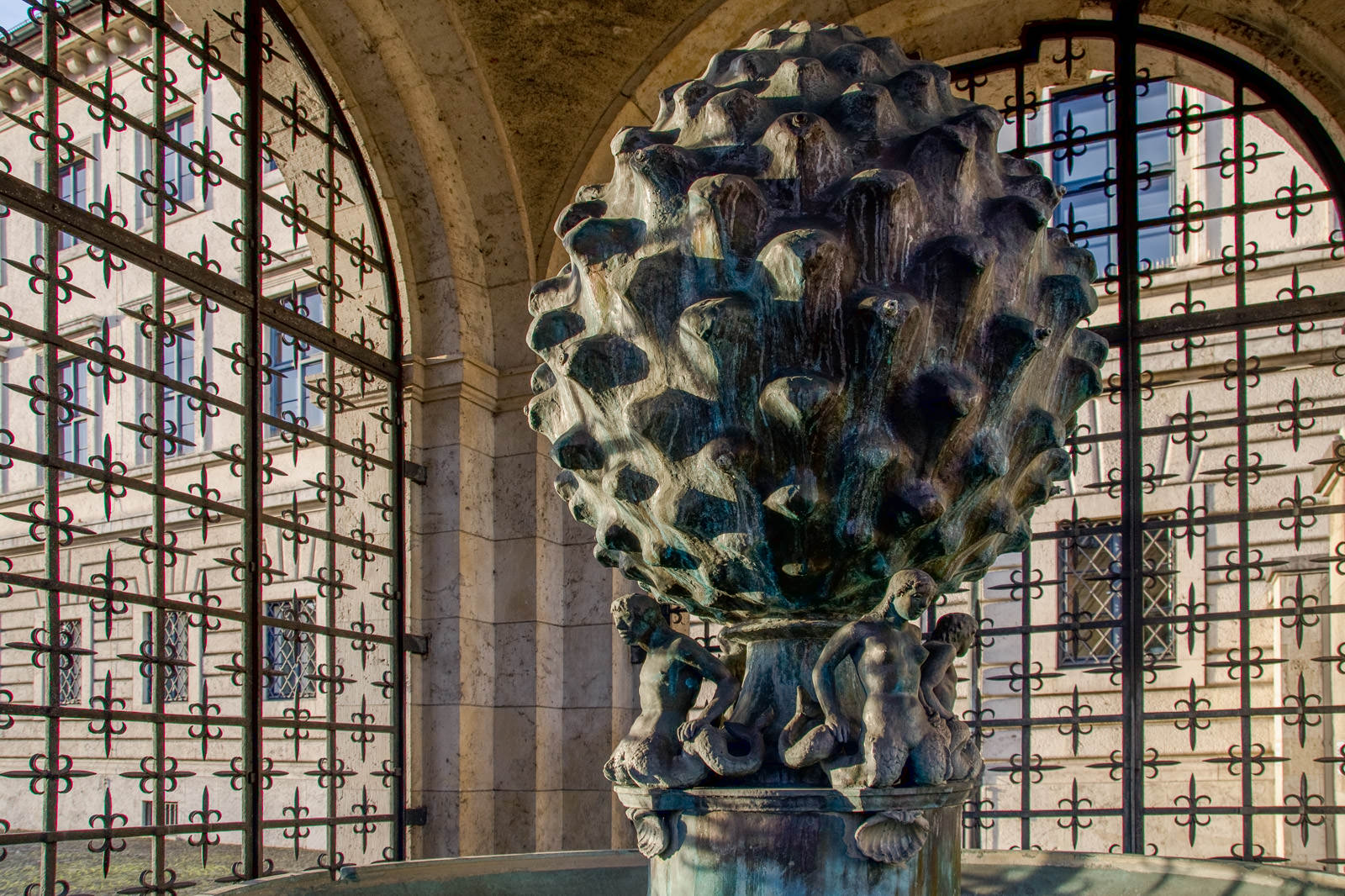 Pinienzapfenbrunnen, Zirbelnuß Brunnen