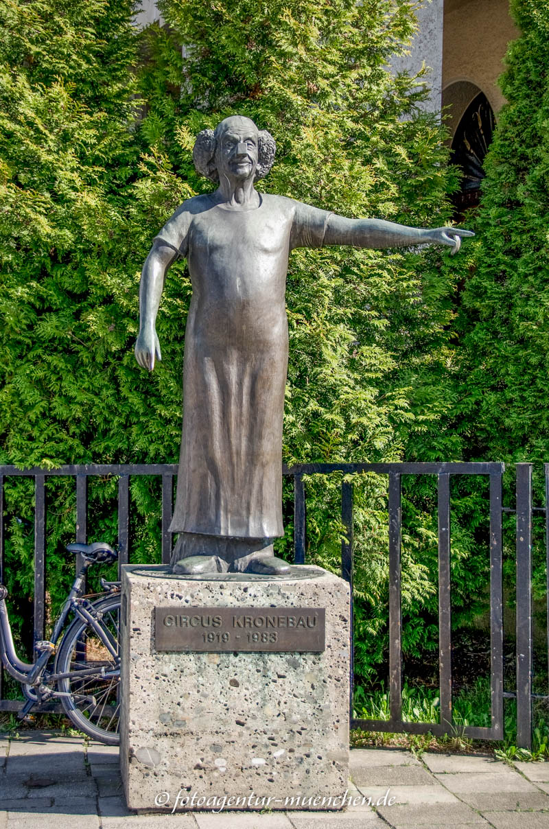Bronzefigur des Clowns Charlie Rivel  – Denkmal/Kunstwerk in München