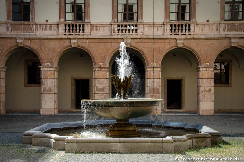 Akanthusblüten-Brunnen – Denkmal/Kunstwerk in München
