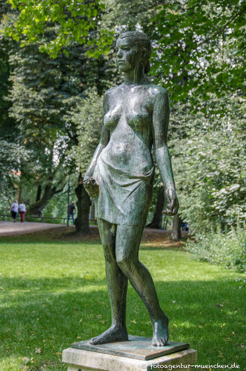 Mädchenstatue – Denkmal/Kunstwerk in München