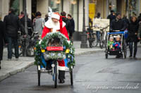 Weihnachtsmann auf dem Fahrrad – Foto aus München