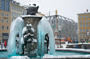 Fischbrunnen im Winter – Foto aus München