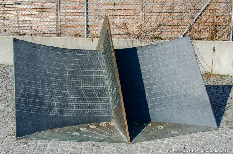 Sonnenuhr - Heinrich-Heine-Gymnasium – Denkmal/Kunstwerk in München