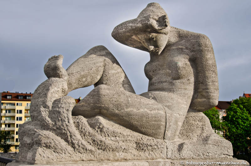 Badender weiblicher Ak – Denkmal/Kunstwerk in München