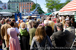 Maibaumaufstellung 2012 am Viktualienmarkt – Foto aus München