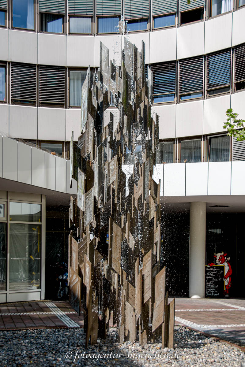 Kristalline Komposition – Denkmal/Kunstwerk in München