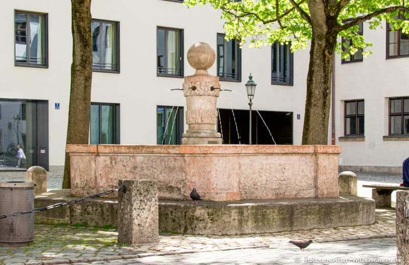 Rotmarmorbunnen – Denkmal/Kunstwerk in München