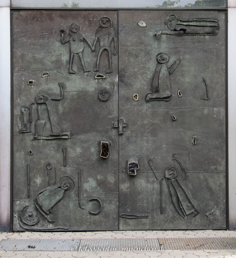 Eingangstür am Westportal – Denkmal/Kunstwerk in München