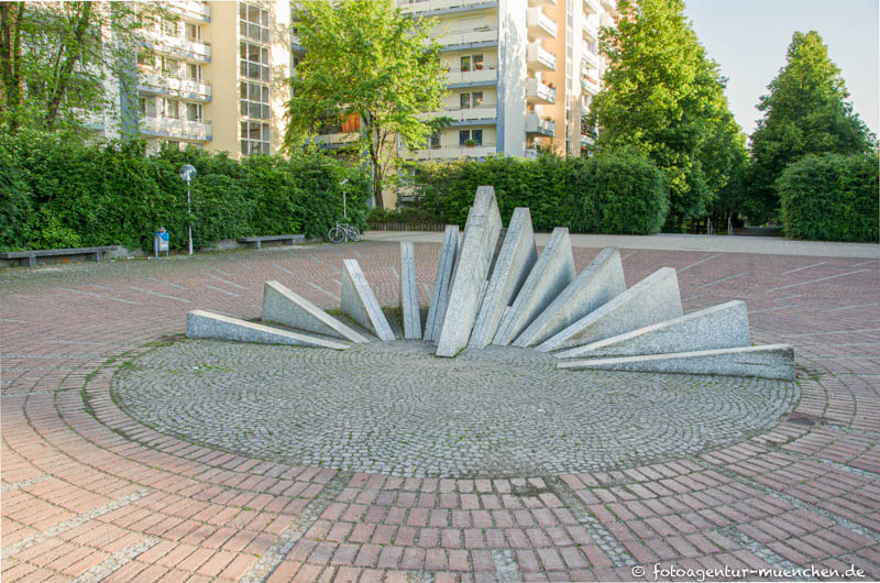 Sonnenuhr aus Steinplatten – Denkmal/Kunstwerk in München