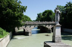 Hl. Nepomuk auf der Praterwehrbrücke – Foto aus München