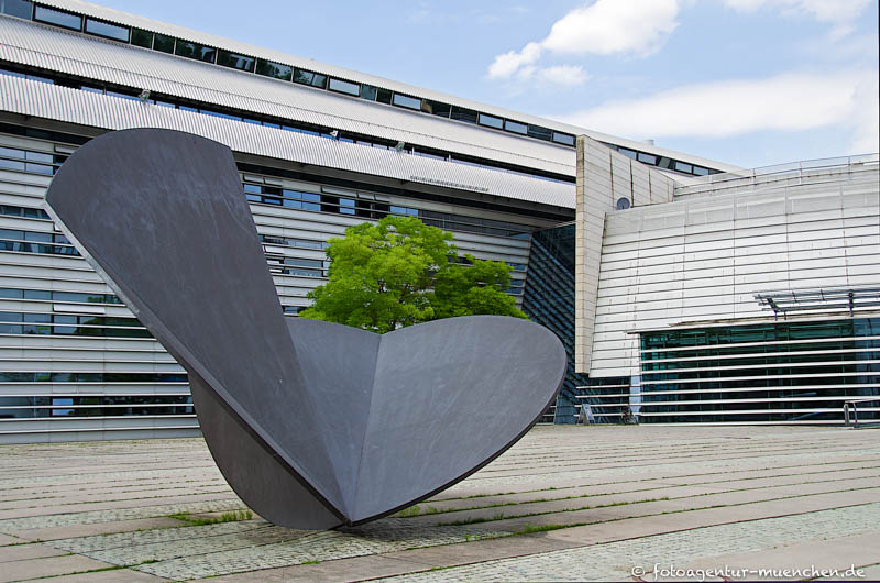 Große Blattfigur – Denkmal/Kunstwerk in München