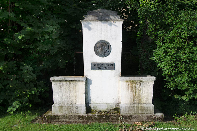 Friedrich-Ebert-Gedenkbrunnen – Denkmal/Kunstwerk in München