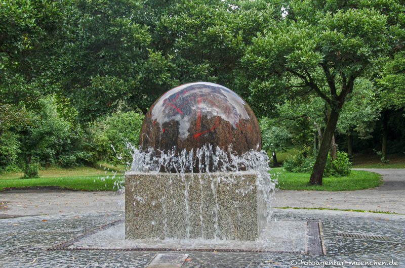 Oblio (Schwimmende Kugel) – Denkmal/Kunstwerk in München