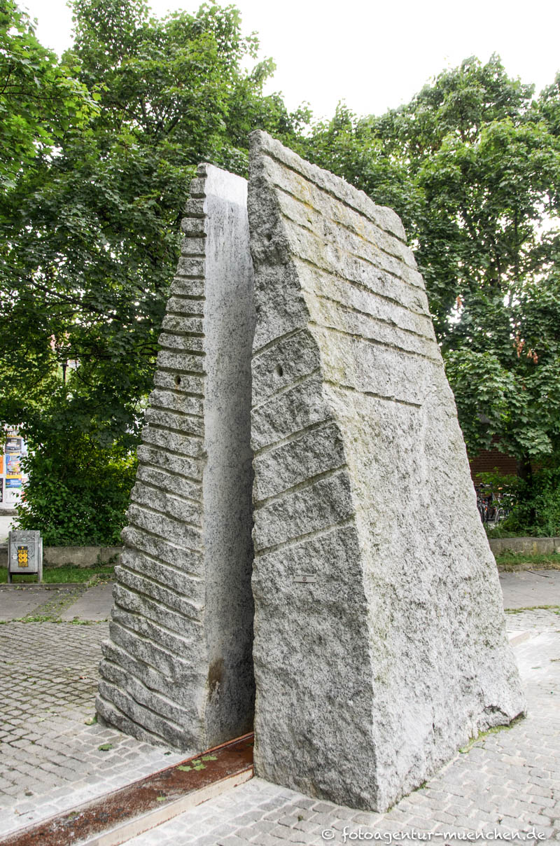 Pyramidenbrunnen – Denkmal/Kunstwerk in München