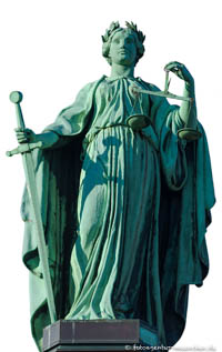 Gerhard Willhalm – Giebelfigur - Regierung von Oberbayern