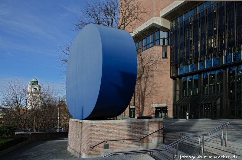 Gerundetes Blau – Denkmal/Kunstwerk in München