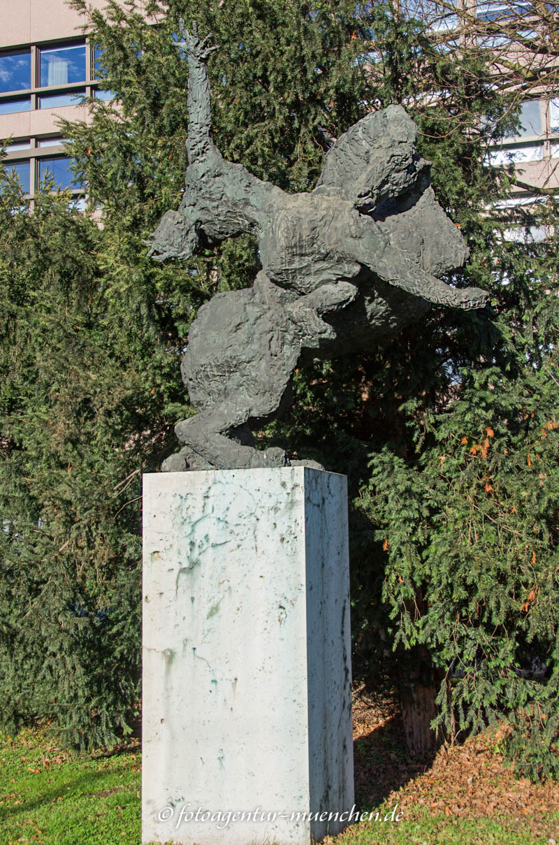Stürzende – Denkmal/Kunstwerk in München