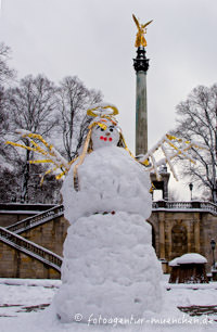 Friendensegel als Schneemann – Foto aus München
