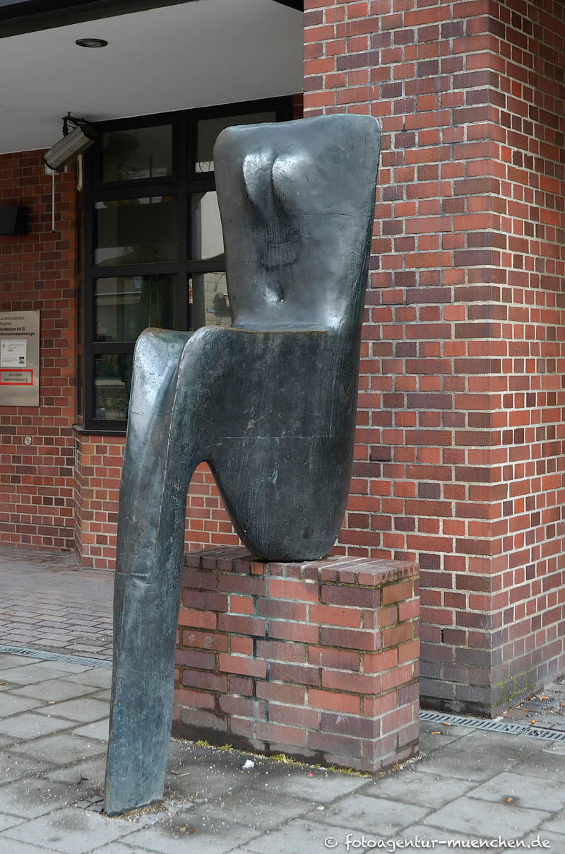 Großer sitzender weiblicher Torso – Denkmal/Kunstwerk in München