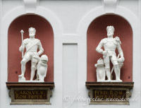 Figuren an der Außenfassade St. Michael – Foto aus München