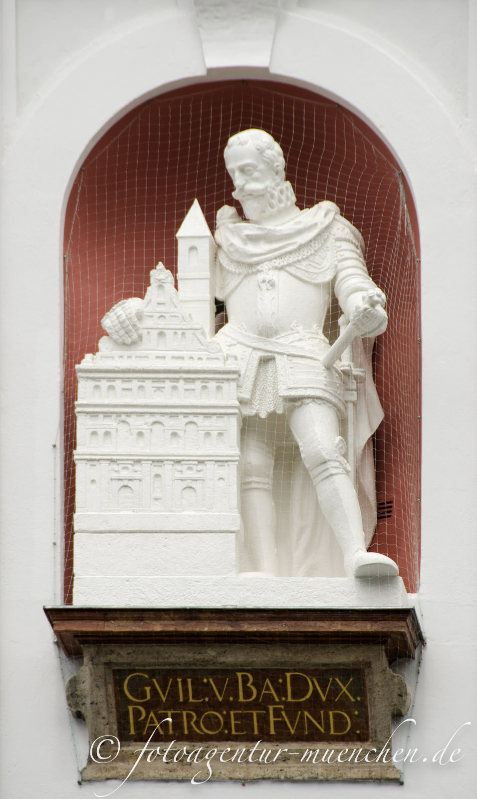 Figuren an der Außenfassade St. Michael